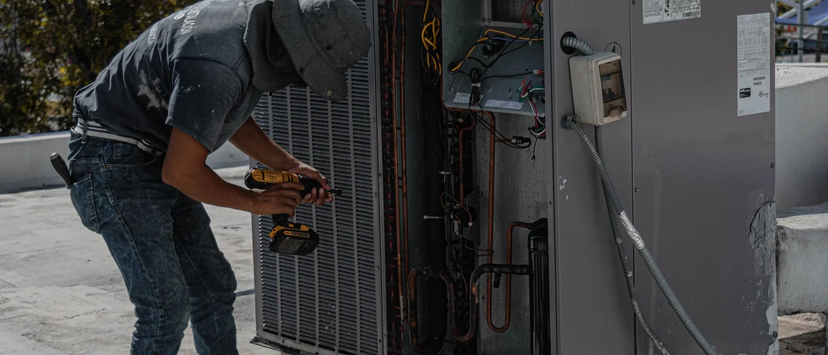 HVAC technician servicing a rooftop air conditioning unit